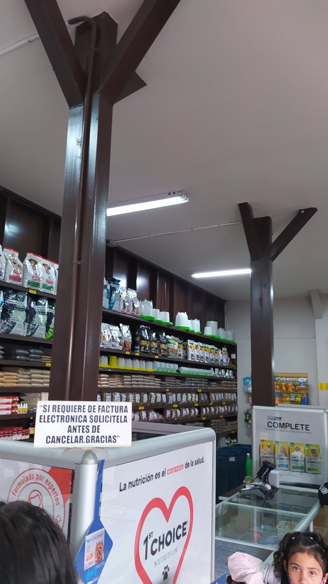 Pasillo de alimento para perros y gatos con vigas de madera