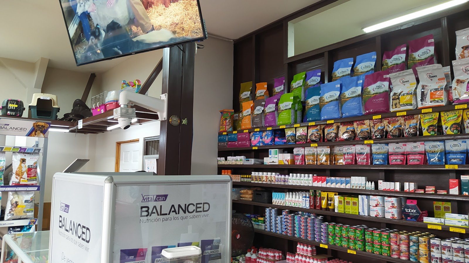 Estantes llenos de alimento, medicamentos y productos para mascotas